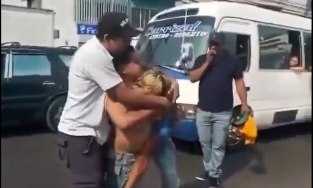 Dos transportistas se fueron a golpes tras acusarse de «robarse clientes» en Honduras