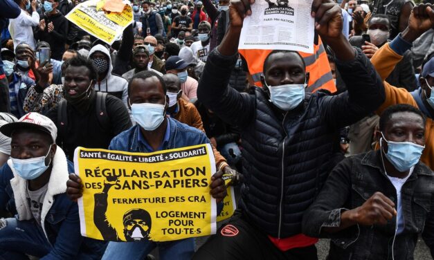 Migrantes acampan para exigir viviendas en Paris, Francia