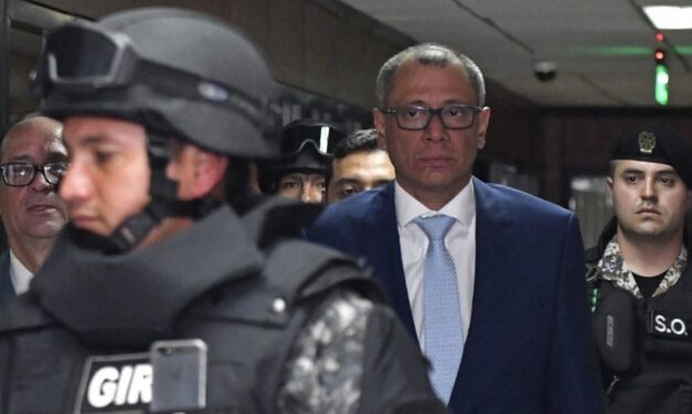 Condenan a 13 años de cárcel a exvicepresidente de Ecuador