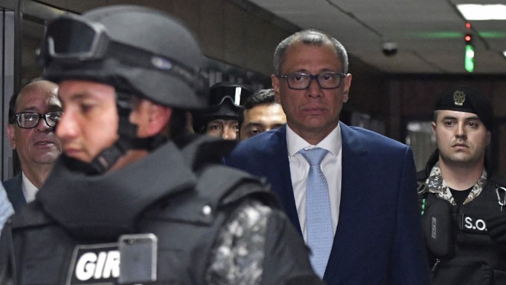 Condenan a 13 años de cárcel a exvicepresidente de Ecuador