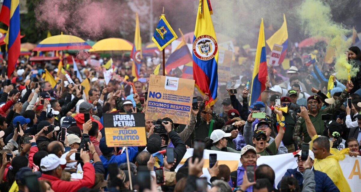 Miles de colombianos marchan en protestas por ataque de presidenciable