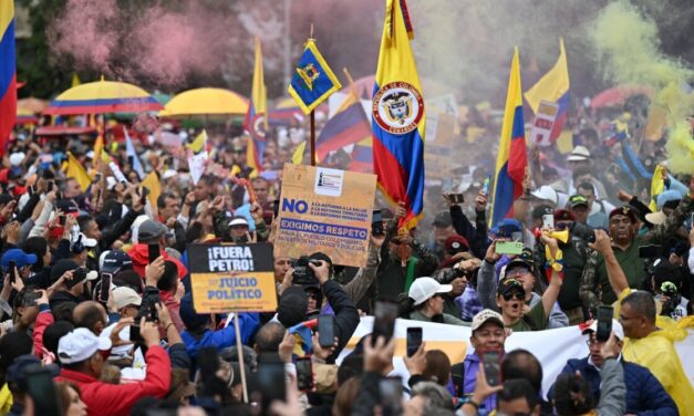 Miles de colombianos marchan en protestas por ataque de presidenciable