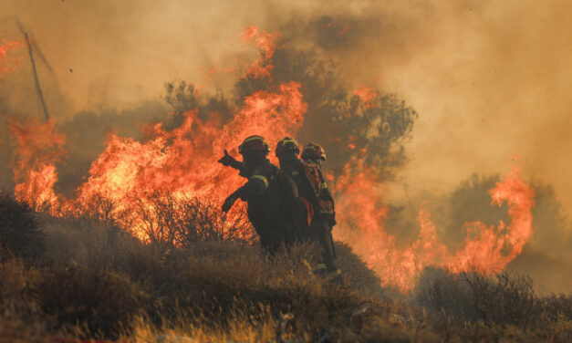 Grave incendio forestal en Creta, Grecia