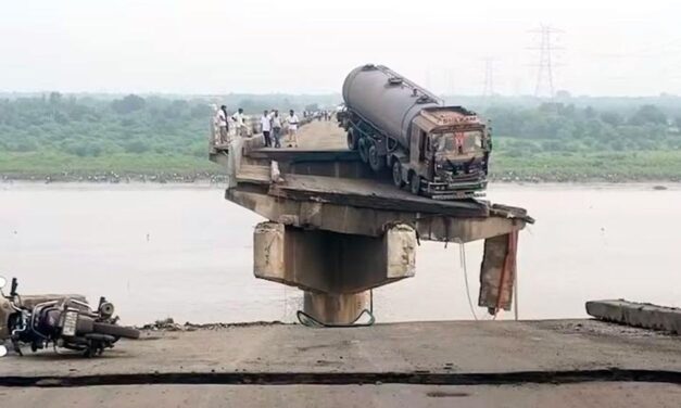 Nueve muertos tras colapso de puente en India