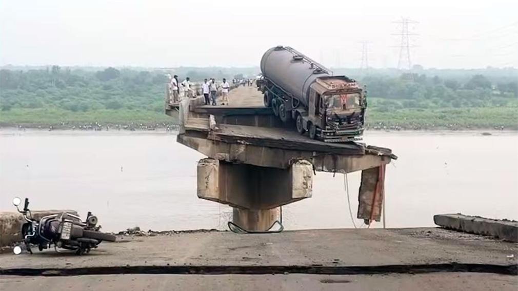 Nueve muertos tras colapso de puente en India