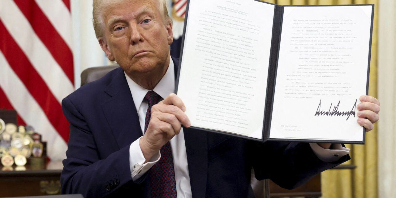 Trump impone aranceles de hasta 35% a Canadá y establece aranceles mínimos del 10% para todos los países con los que tiene relaciones.