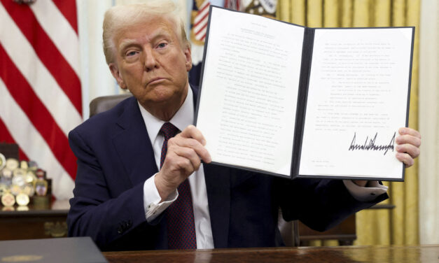Trump impone aranceles de hasta 35% a Canadá y establece aranceles mínimos del 10% para todos los países con los que tiene relaciones.