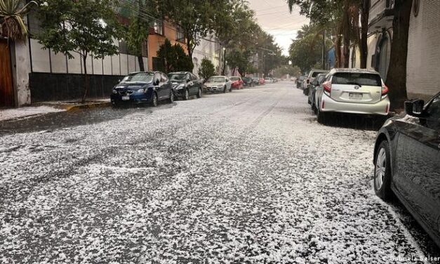 Cae fuerte granizada en la capital de México