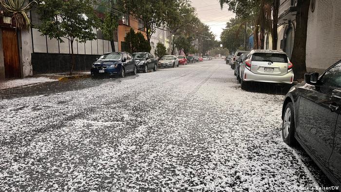 Cae fuerte granizada en la capital de México