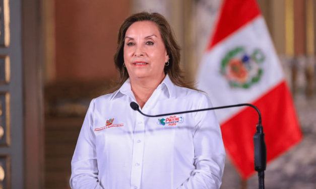 Presidenta de Perú aumenta al doble su salario mensual.