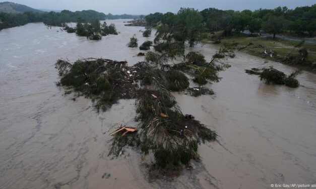 Texas bajo agua: 27 muertos y niñas desaparecidas