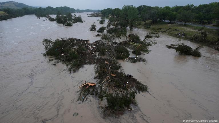 Texas bajo agua: 27 muertos y niñas desaparecidas