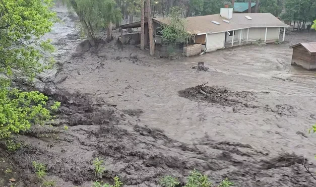 Vivienda arrastrada y varios rescatados tras intensas lluvias en Ruidoso, Nuevo México, Estados Unidos