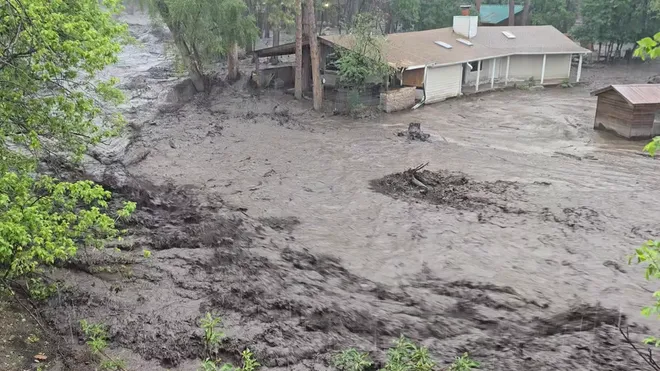 Vivienda arrastrada y varios rescatados tras intensas lluvias en Ruidoso, Nuevo México, Estados Unidos