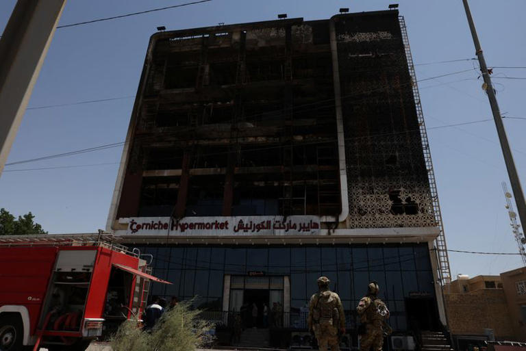 Al menos 40 heridos tras incendio en centro comercial de Irán