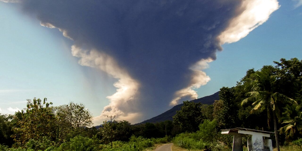 Alerta máxima en Indonesia por erupción récord del volcán