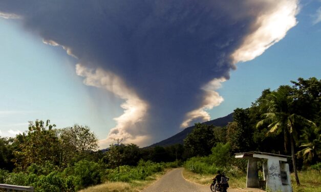 Alerta máxima en Indonesia por erupción récord del volcán
