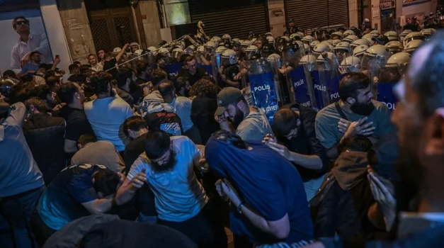 Policía turca dispersó a una multitud por la presunta publicación de una caricatura de Mahoma