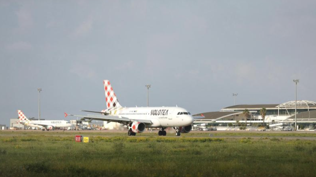 Hombre muere absorbido por el motor de un avión cuando despegaba en Italia