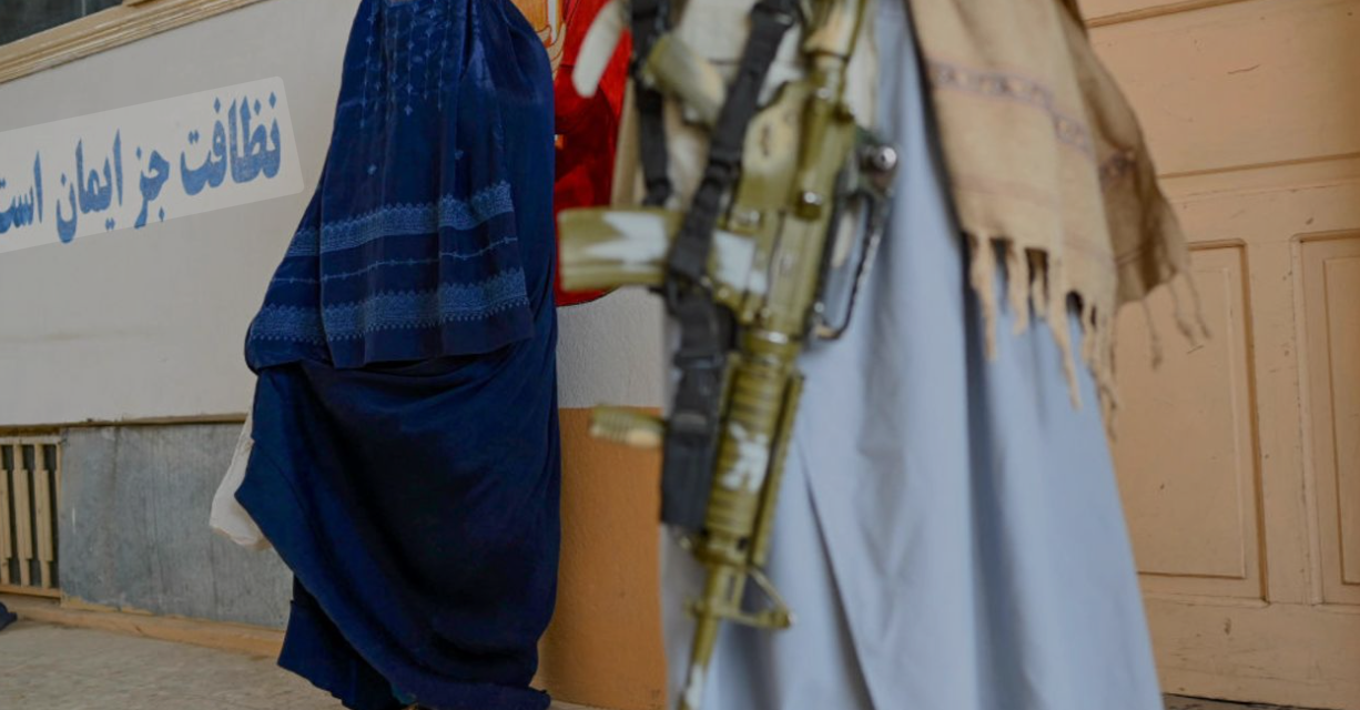 Corte Penal Internacional emite órdenes de capturas contra dos talibanes