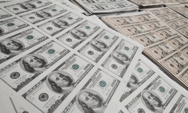 Policía colombiana incauta alijo de billetes de 100 dólares falsos