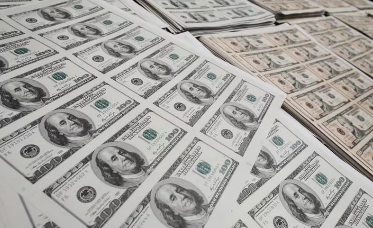 Policía colombiana incauta alijo de billetes de 100 dólares falsos