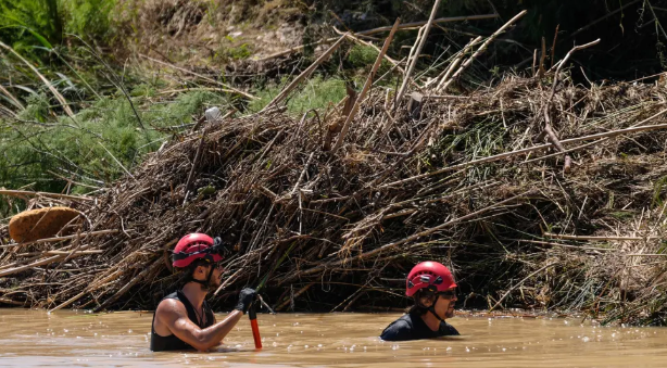 Dos desaparecidos por torrenciales lluvias en Cataluña, España