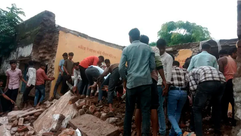 60 niños atrapados tras el derrumbe de un edificio escolar en Rajastán, India