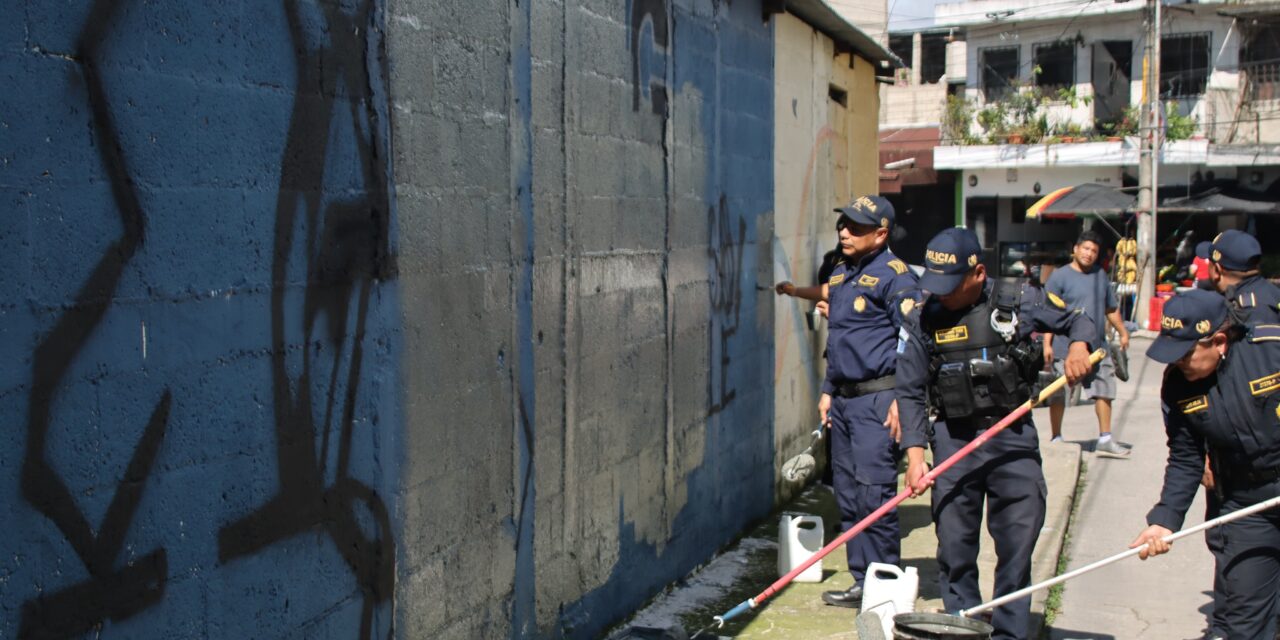 Policía de Guatemala elimina grafitis de pandillas