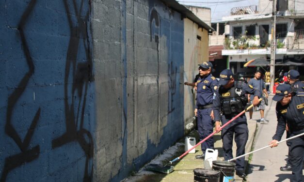 Policía de Guatemala elimina grafitis de pandillas