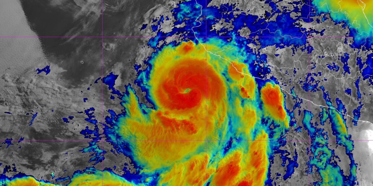 Huracán Flossie se fortalece frente a las costas de México