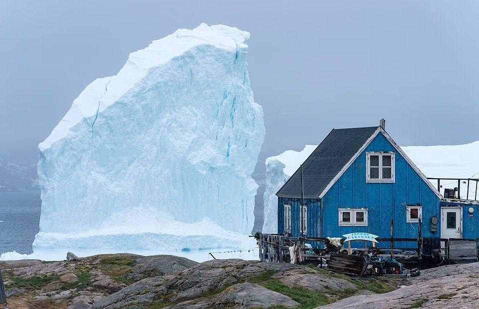 Aldea de Groenlandia en alerta por iceberg