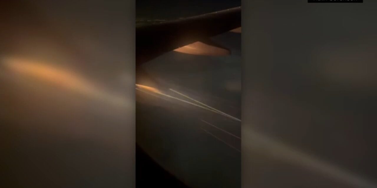 Motor de un avión se incendia tras despegar en Los Ángeles, EE. UU.