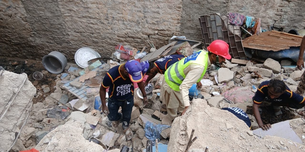 Al menos seis personas murieron después de que un edificio se derrumbara en Pakistán