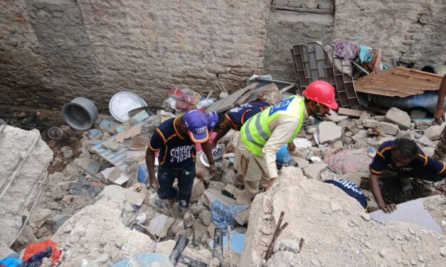 Al menos seis personas murieron después de que un edificio se derrumbara en Pakistán