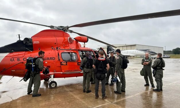 Nadador de la Guardia Costera salvó a 165 personas de las inundaciones en Texas, EE. UU.