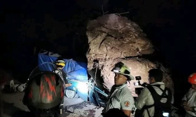 Padre e hijo que se conducían en un vehículo pierden la vida tras caerles una roca