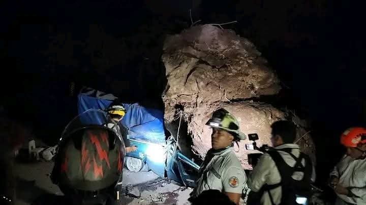 Padre e hijo que se conducían en un vehículo pierden la vida tras caerles una roca
