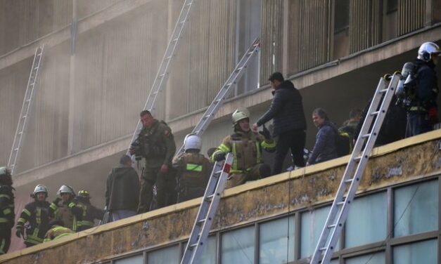 Incendio en edificio deja heridos y decenas de atrapados en Santiago de Chile