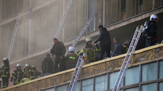 Incendio en edificio deja heridos y decenas de atrapados en Santiago de Chile