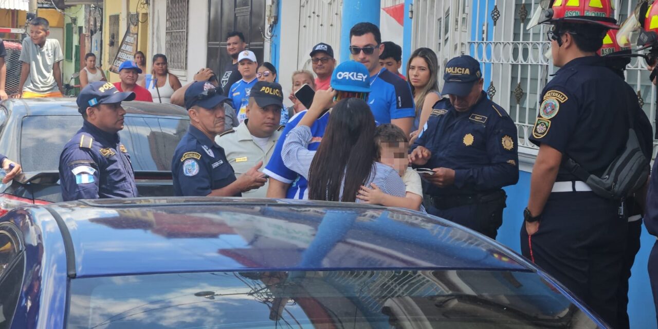 Papá encerró en un vehículo a su hijo por asistir a un partido de fútbol en Guatemala 