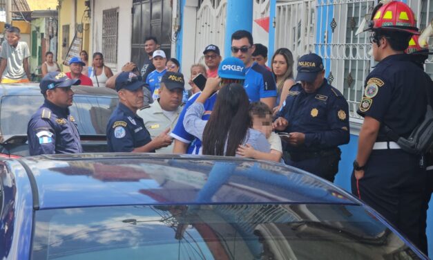 Papá encerró en un vehículo a su hijo por asistir a un partido de fútbol en Guatemala 