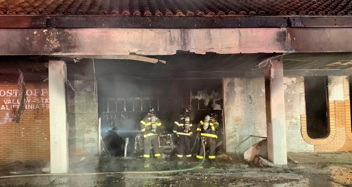 Conductor impacta sobre oficina de correo y provoca incendio en California, EE. UU.