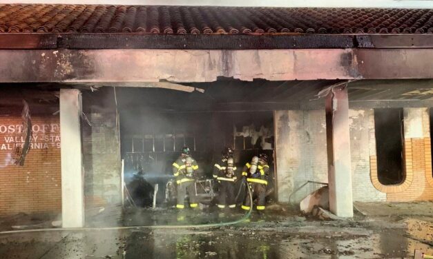 Conductor impacta sobre oficina de correo y provoca incendio en California, EE. UU.