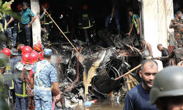 19 muertos y cerca de 100 heridos tras la caída de un avión de la Fuerza Aérea de Bangladesh