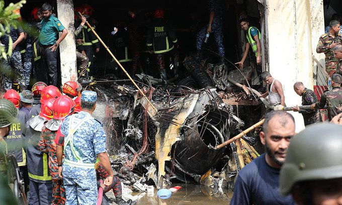 19 muertos y cerca de 100 heridos tras la caída de un avión de la Fuerza Aérea de Bangladesh