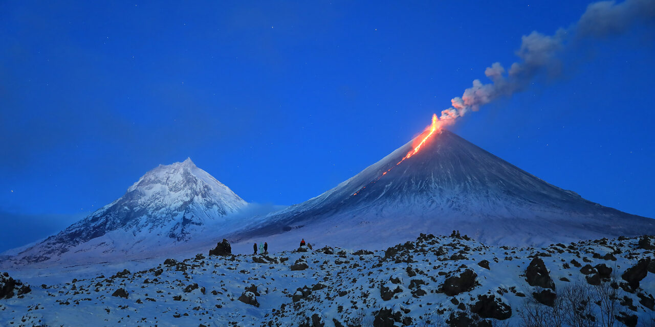 Volcán entra en erupción tras un potente terremoto en Rusia