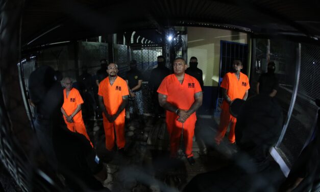 10 máximos líderes de pandillas son trasladados a cárcel de máxima seguridad en Guatemala
