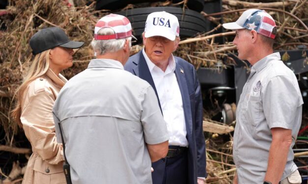 Presidente Trump visita Texas una semana después de las mortales inundaciones