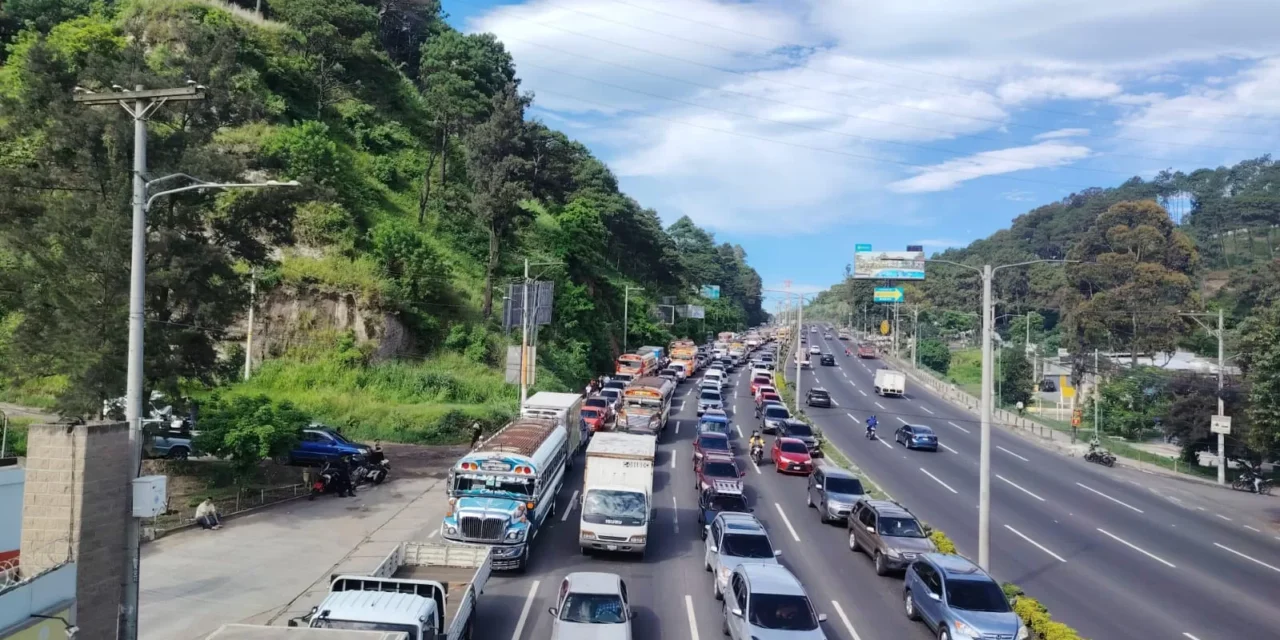 Maestros paralizan el tránsito en varios puntos de Guatemala